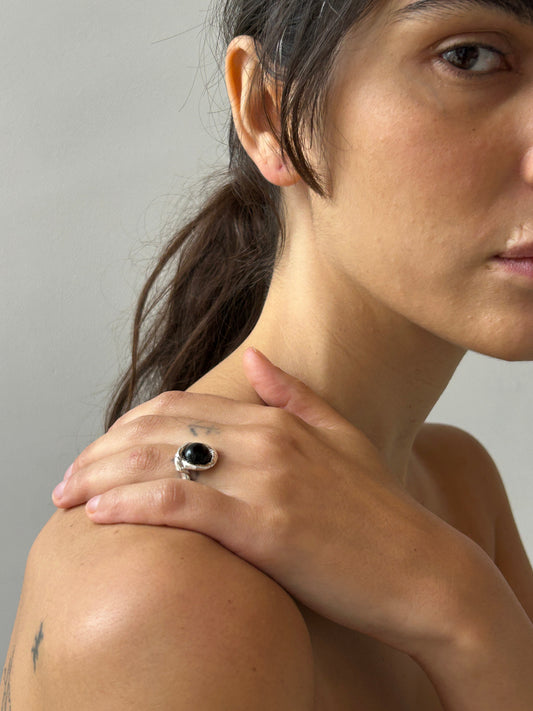 Lago Ring, Silver & Onyx Corali