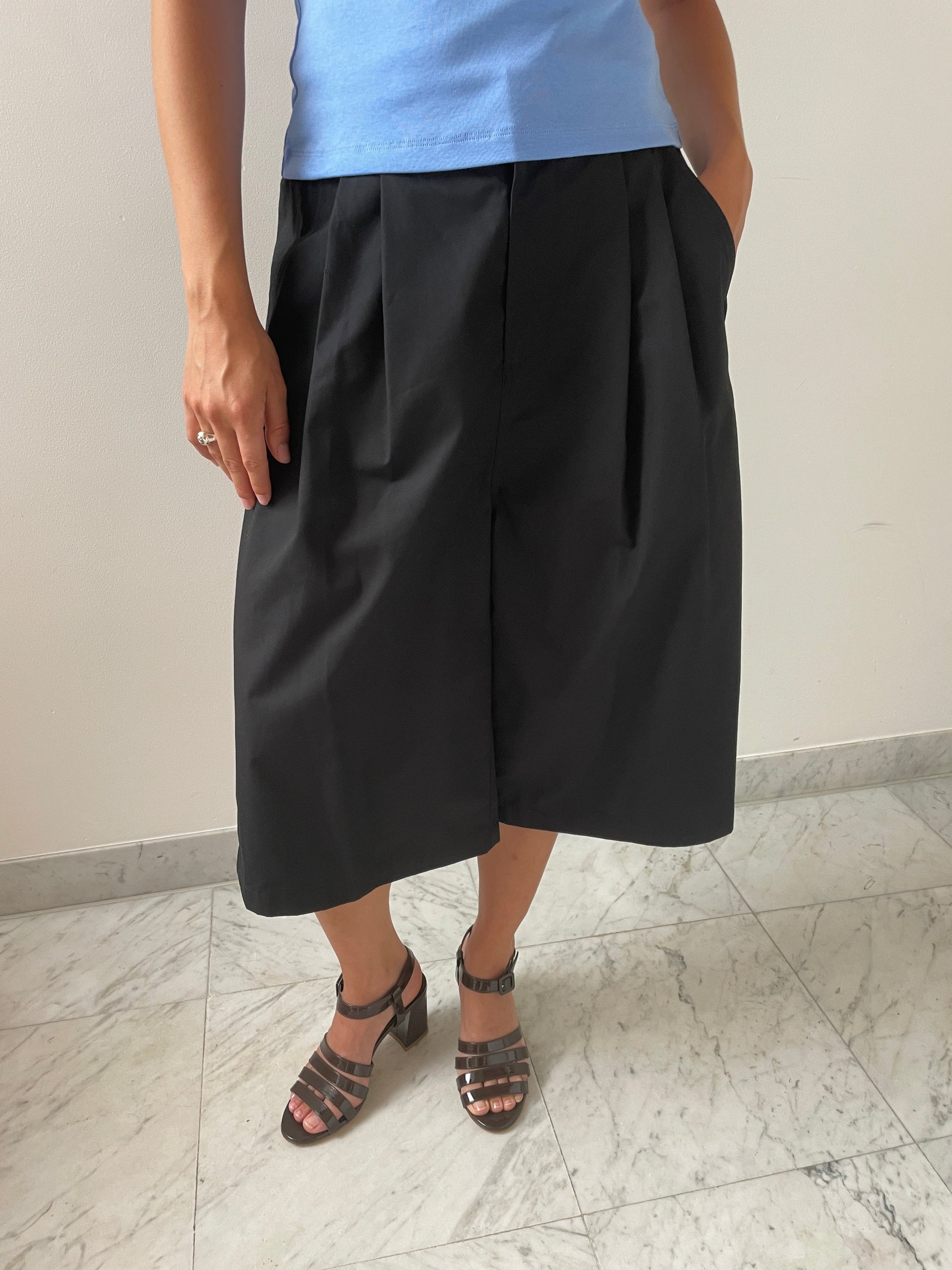 Two Tuck Wide Shorts, Black Amomento