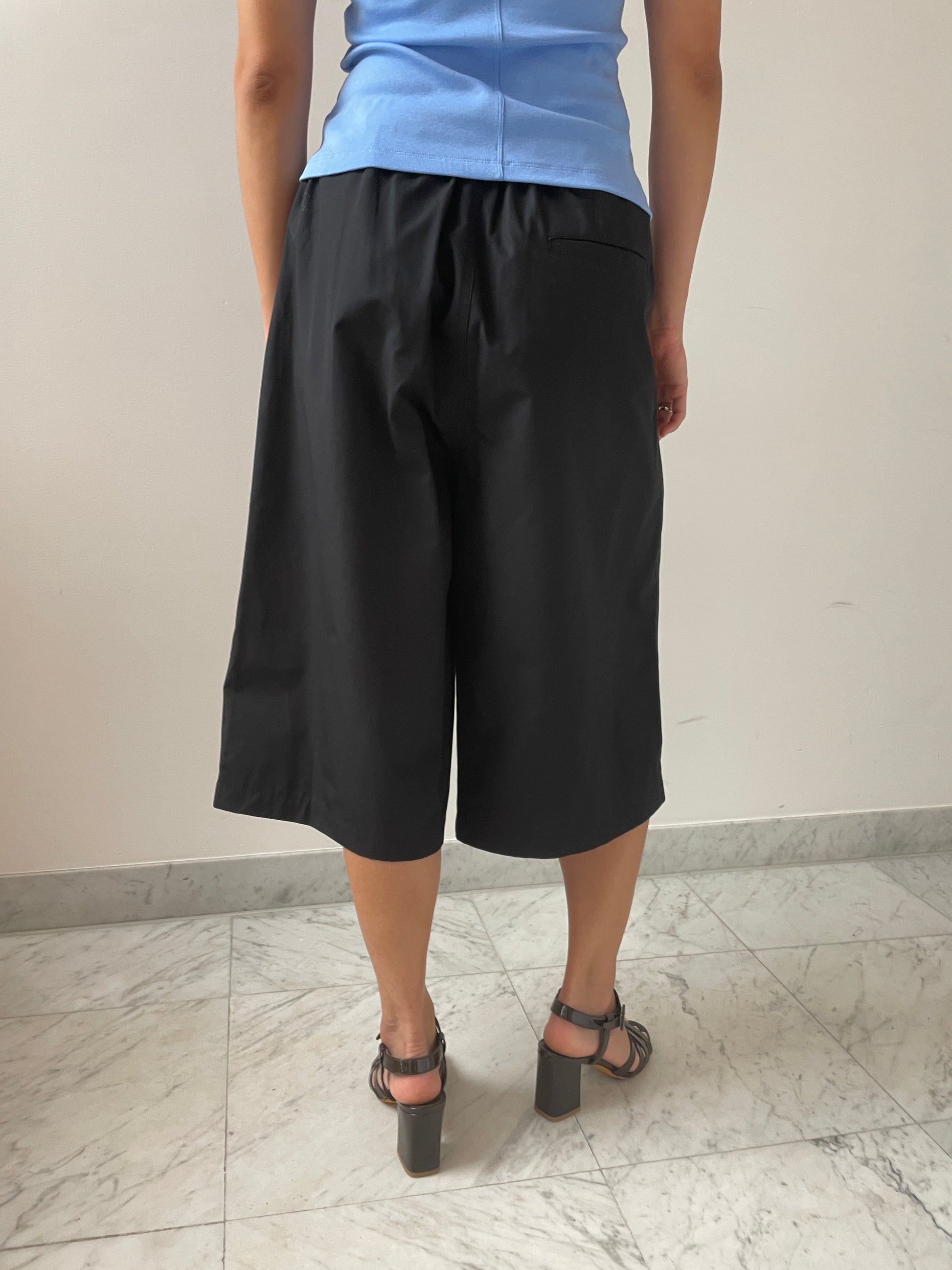 Two Tuck Wide Shorts, Black Amomento