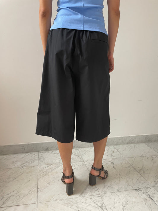 Two Tuck Wide Shorts, Black Amomento